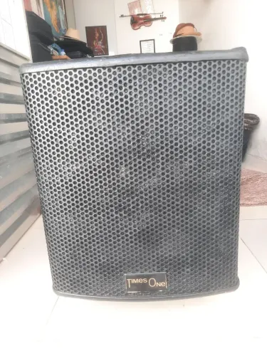Vendo sub Times one 12 / 400 rms, apenas marcas de uso
