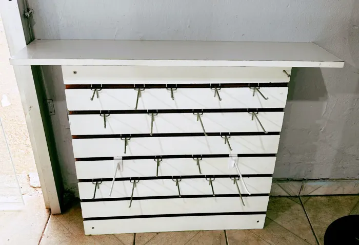 Painel com prateleira e os ganchos