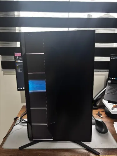Monitor Samsung Odyssey G40 27" 240hz com defeito no display - Valor negociavel