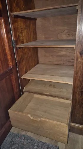 GUARDA ROUPA MADEIRA MACISSA, DUAS PORTAS, ANTIGO, MAIS OU MENOS UNS 70ANOS, RELÍQUIA
