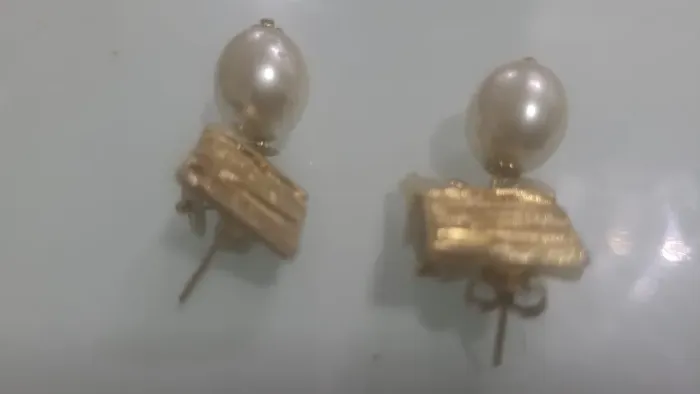 Brinco Pérola Base Texturizada quadrada Banho Ouro 18 K