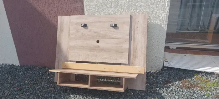 Rack de TV com suporte já incluso. 