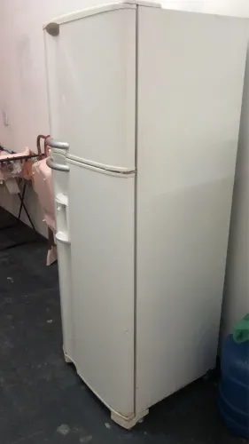 Vendo geladeira com defeito