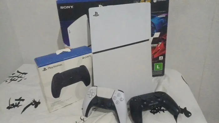 Vende-se um PS5 SLIM POR 5500 NOTA FISCAL E CONTROLE PRETO
