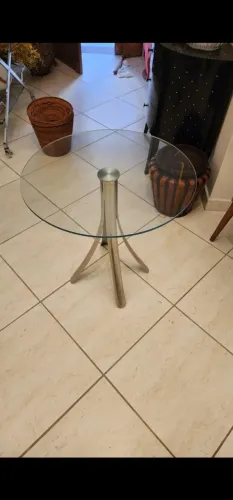 Vendo mesa de canto redonda tampo de vidro