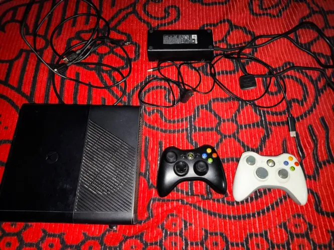 Xbox 360 Super Slim 4GB + 2 Controles Originais + 15 Jogos