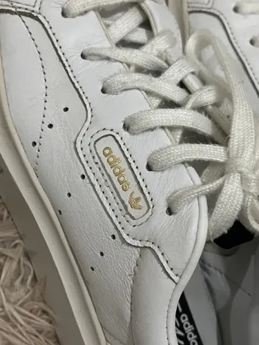 Tênis adidas em couro