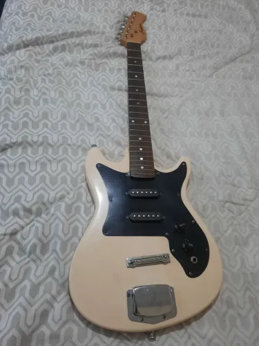 Vendo guitarra elétrica.