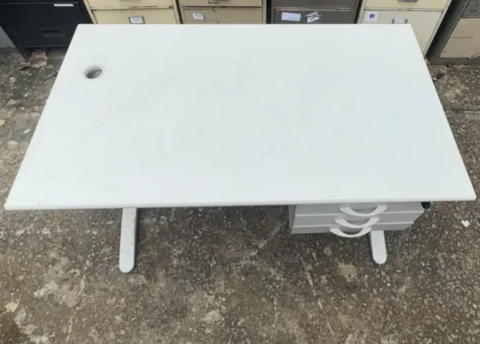 Mesa para Escritório Branca com Gaveteiro