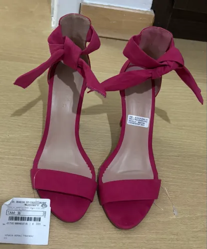 Sandália Rosa C&A, n 36, Nunca Usada. Salto fino.