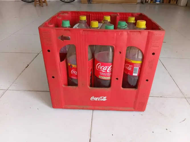 Caixas com garrafas coca cola 2L e 1L retornavel