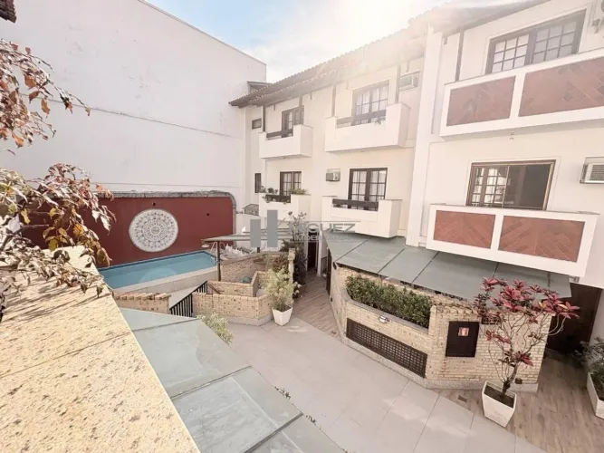 Casa triplex para alugar no Jardim Oceânico, localizada no Condomínio Ocean Garden na Rua