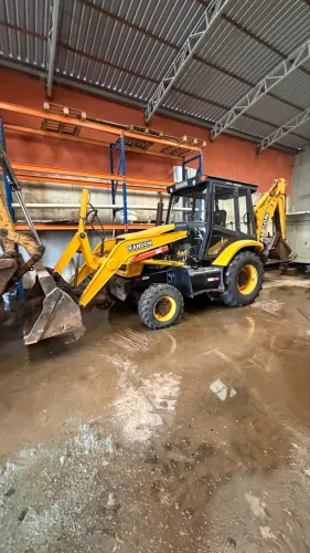 Retro escavadeira Randon 4x4 ano 2019 valor 220 mil reais tel 41- *