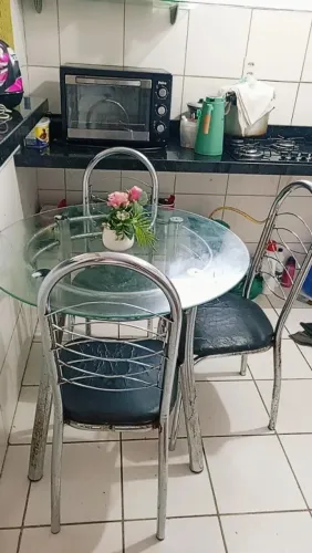Vendo mesa de alumínio com 3 cadeiras 