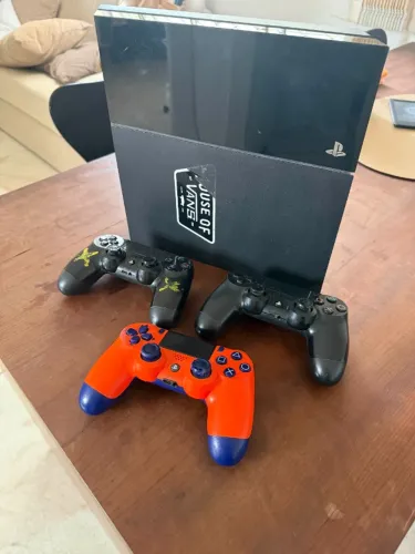 PlayStation 4 500GB Usado ? Único Dono, com 3 Manetes