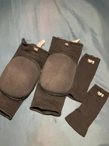 Kit joelheira com manguito de vôlei marca KANXA