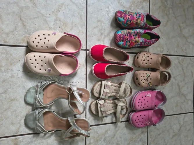 Lote sapatos infantis e um salto N. 35