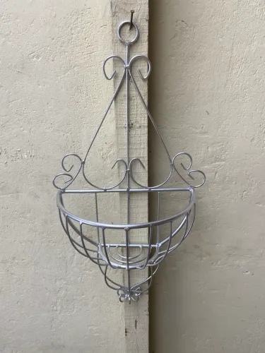 Floreira em metal medidas 48 cm X 26 cm X 10 cm