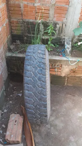 Vendo um pneu com roda do caminhão 3/4