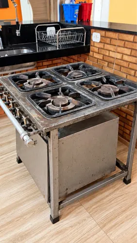 Fogão Industrial 4 Bocas 30x30 P5 em Aço Inox com Forno