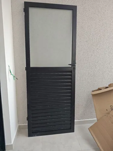 Porta alumínio preta com vidro
