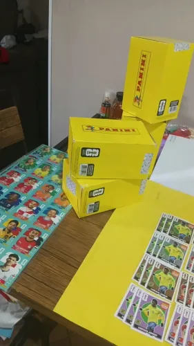 Vendo kit com 2 dispensers amarelos originais Panini da Copa do Mundo FIFA 2026.