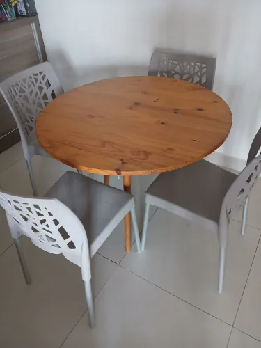 Mesa com 4 cadeiras