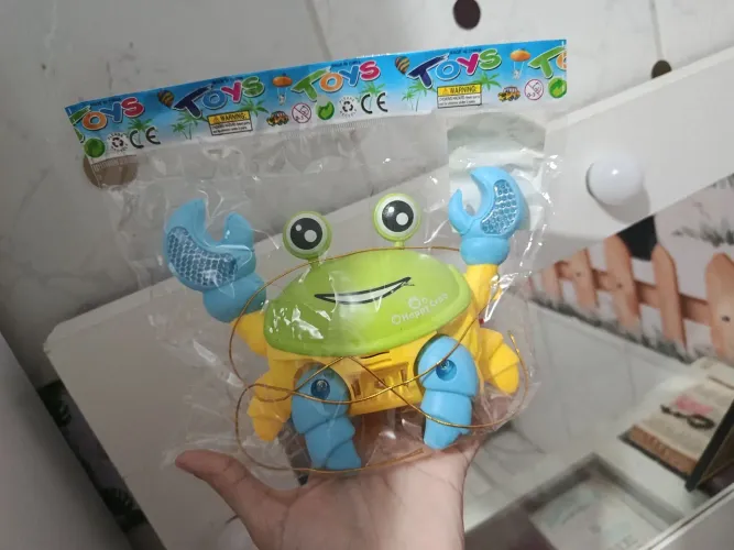 Brinquedo Caranguejo Fujão Musical Som Luiz e Movimento Infantil Led.