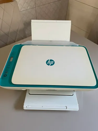 Impressora HP DeskJet. Imprime, digitaliza e copia. Possui entrada USB e Wi-Fi