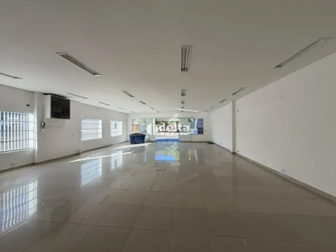 Loja disponível para locação e venda no bairro Presidente Roosevelt em Uberlândia-MG.