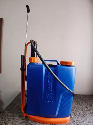 Vende-se pulverizador seminovo de 12 litros, da marca Jacto. Foi usado só uma única vez.