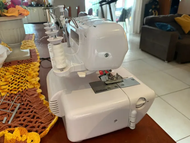 Maquina de costura overlock