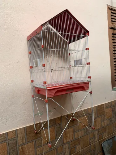 Gaiola branca grande 1 metro com suporte e telhado vermelho 