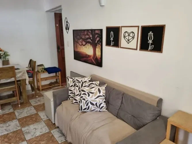 Sofá 3 lugares em suede na cor cinza.