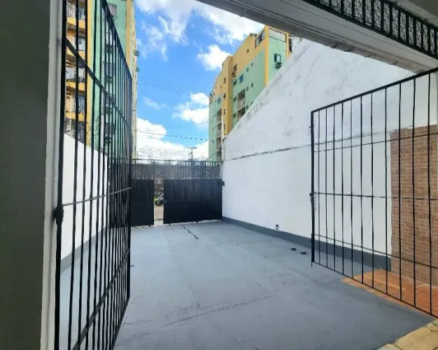 ALUGO: Casa Ampla. 200m.BEM Localizada.