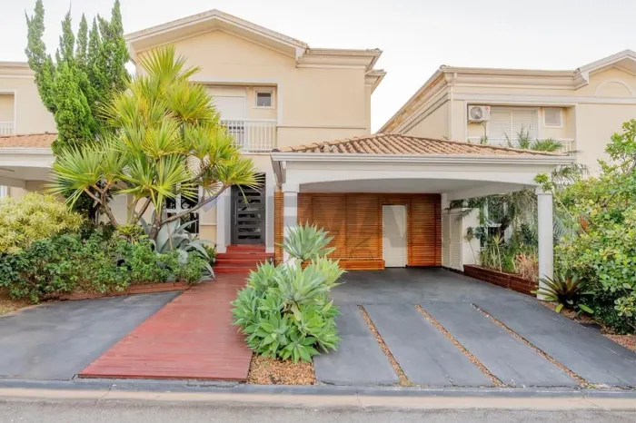 Casa à venda no condomínio Tamboré 7 - 3 suítes e Piscina