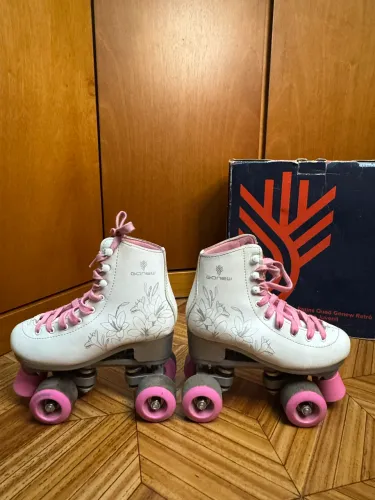Kit completo com patins e capacete em perfeito estado