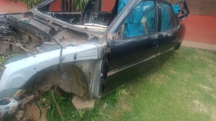 Frente completa Vectra CD cortada com as colunas ,com painel ,alma do para-choque,bem bom 