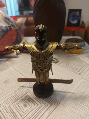 Armadura Thanos Coleção "Steel Icons" Omelete Box.