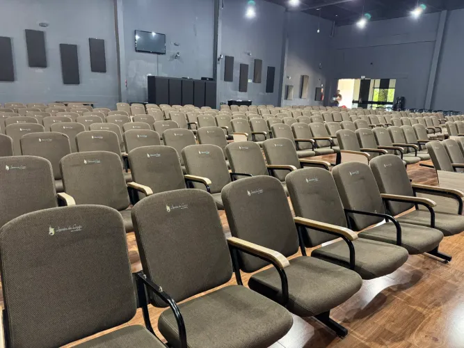 Vende- se Poltronas para Igreja.