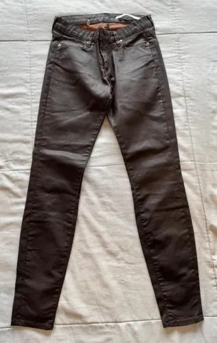Calça Zara slim em material tipo couro tamanho 34