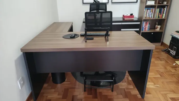 Mesa de escritório em L