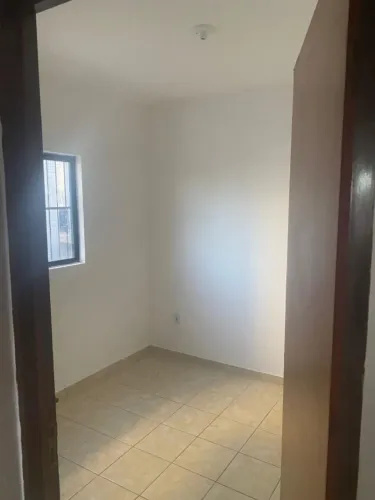 Preciso de um Pedreiro para Arrancar a Forra Antiga e Assentar uma Forra Nova na Porta