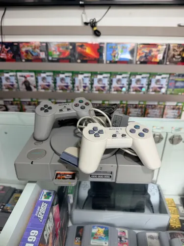 PLAYSTATION 1 FAT 2 CONTROLES 2 JOGOS DE BRINDE