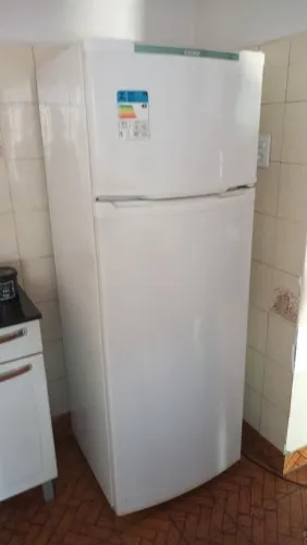 Vende se geladeira