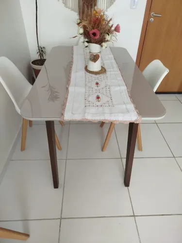Mesa em MDF com tampo de vidro