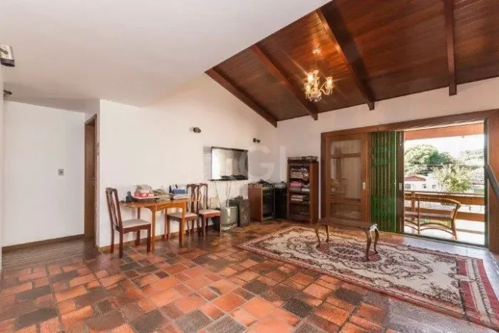 Casa para Venda - 247m², 4 dormitórios, sendo 1 suites, 5 vagas - Glória