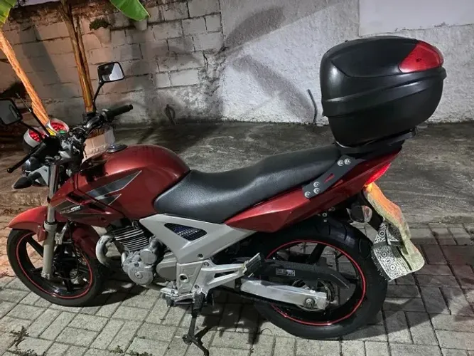 Moto bem conservada e revisada recentemente