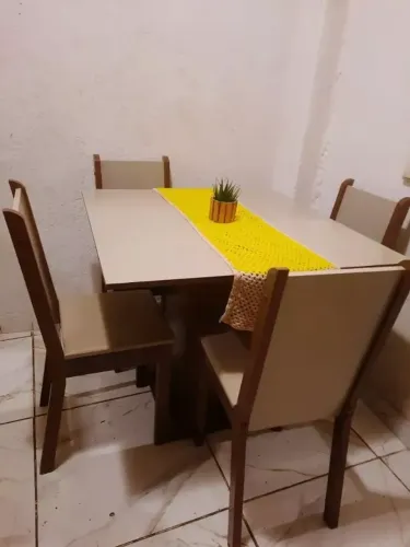 Conjunto Sala de Jantar Mesa Tampo de Madeira 4 Cadeiras Rustic/Crema/Sintético Bege Brian