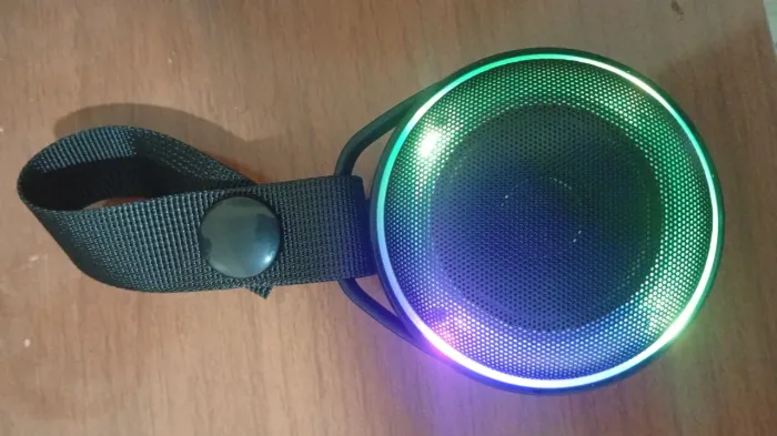 CAIXINHA DE SOM BLUETOOTH PORTATIL COM LED RGB